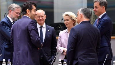 Petr Fiala (l-r), tschechischer Ministerpräsident, Kiril Petkov, bulgarischer Ministerpräsident Bundeskanzler Olaf Scholz, Ursula von der Leyen, Präsidentin der Europäischen Kommission, Viktor Orban, ungarischer Ministerpräsident, und Alexander De Croo, belgischer Ministerpräsident stehen während des EU-Gipfels zusammen. (Foto: Geert Vanden Wijngaert/AP/dpa)