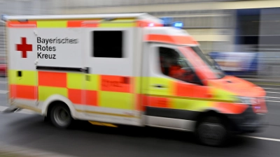 Auch das drei- und das fünfjährige Kind wurden nach dem Unfall ins Krankenhaus gebracht. (Symbolbild) (Foto: Peter Kneffel/dpa)