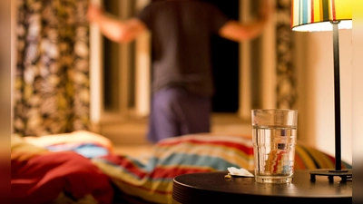 Wer nicht einschlafen kann, sollte nach einer halben Stunde die Reißleine ziehen und aufstehen. (Foto: Franziska Gabbert/dpa-tmn)