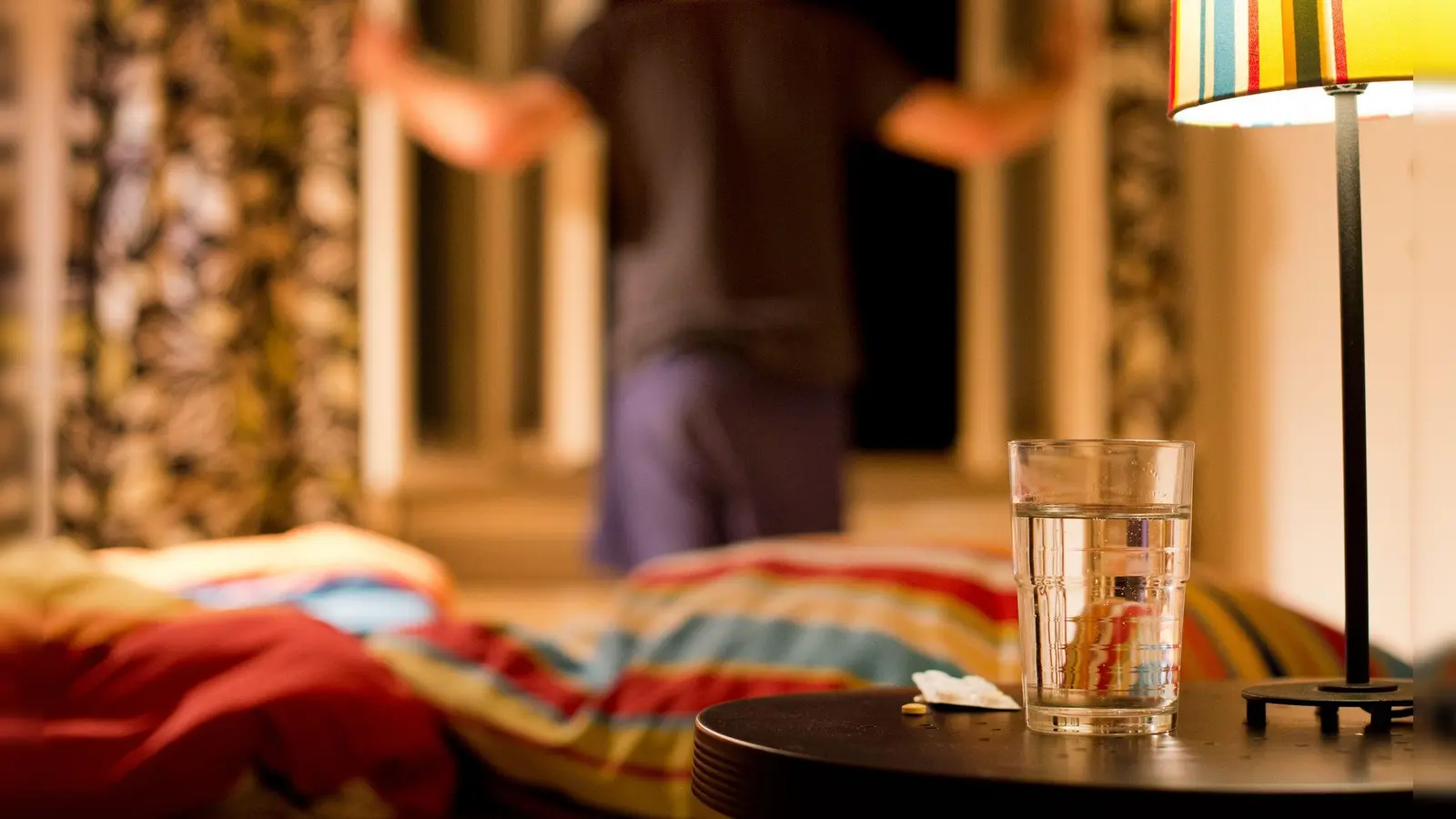 Wer nicht einschlafen kann, sollte nach einer halben Stunde die Reißleine ziehen und aufstehen. (Foto: Franziska Gabbert/dpa-tmn)