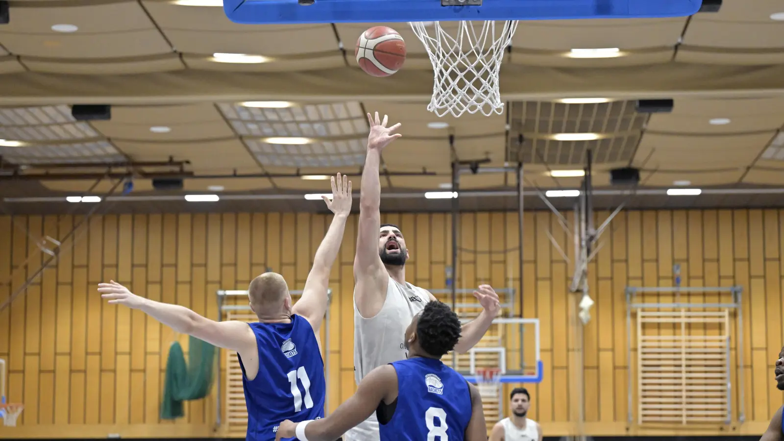 Das letzte Heimspiel gegen Aschaffenburg (links Dejan Lukac, rechts Raamzi Toure-Allassini) gewannen die Neustädter (in weiß Nedal Jenniat), den direkten Vergleich verloren sie. In Bamberg wollen sie beides für sich entscheiden. (Foto: Martin Rügner)