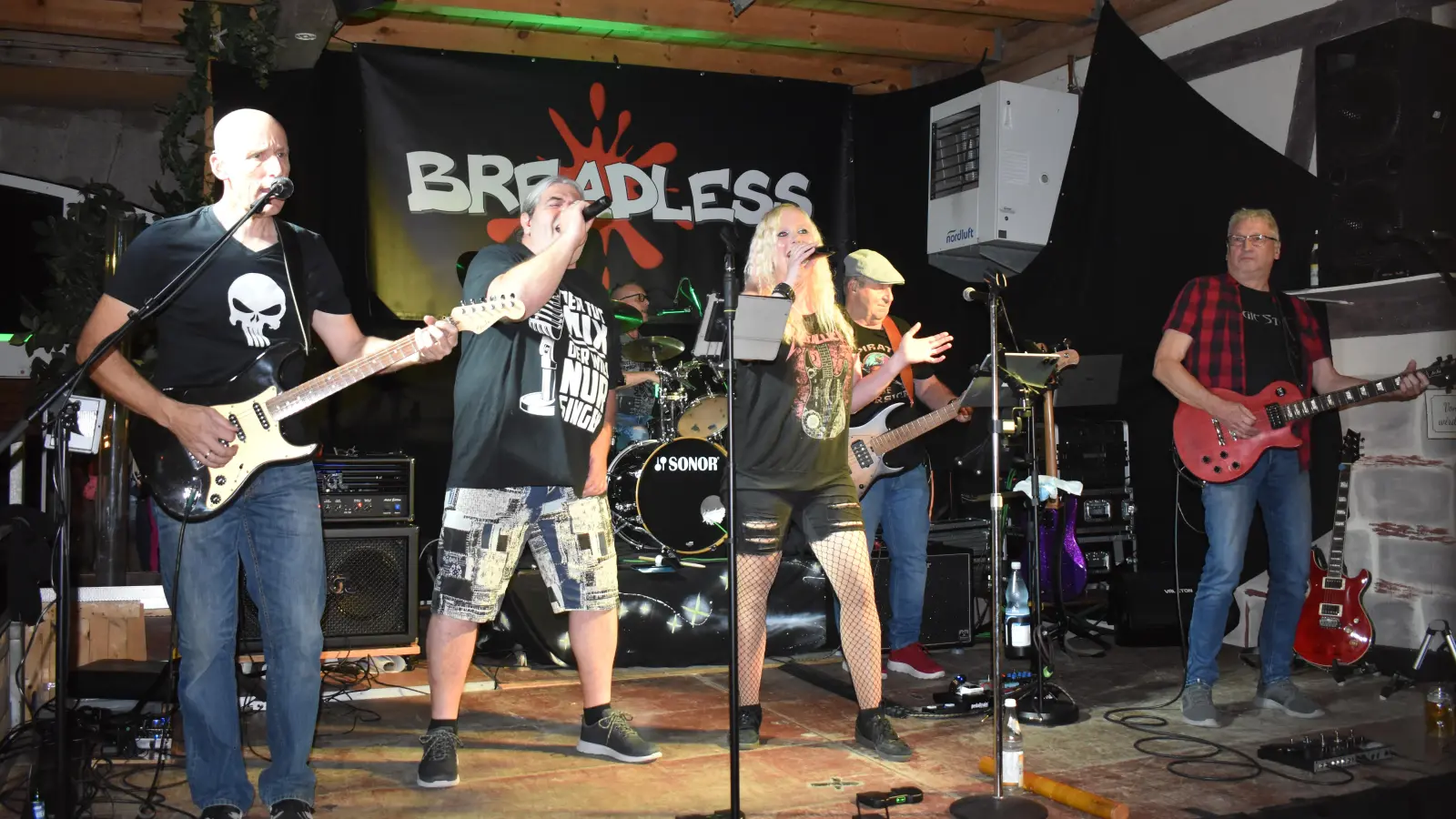 Die Band Breadless rockte in der Feuchtwanger Walkmühle zugunsten der Aktion „FLZ-Leser helfen“ die Bühne.  (Foto: Erich Herrmann)