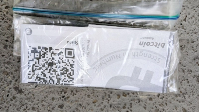 Köder auf den Straßen: Die QR-Codes auf den falschen Paper-Wallets führen nicht zum erhofften Geldsegen, sondern auf betrügerische Webseiten. (Foto: Dirk Averesch/dpa-tmn)