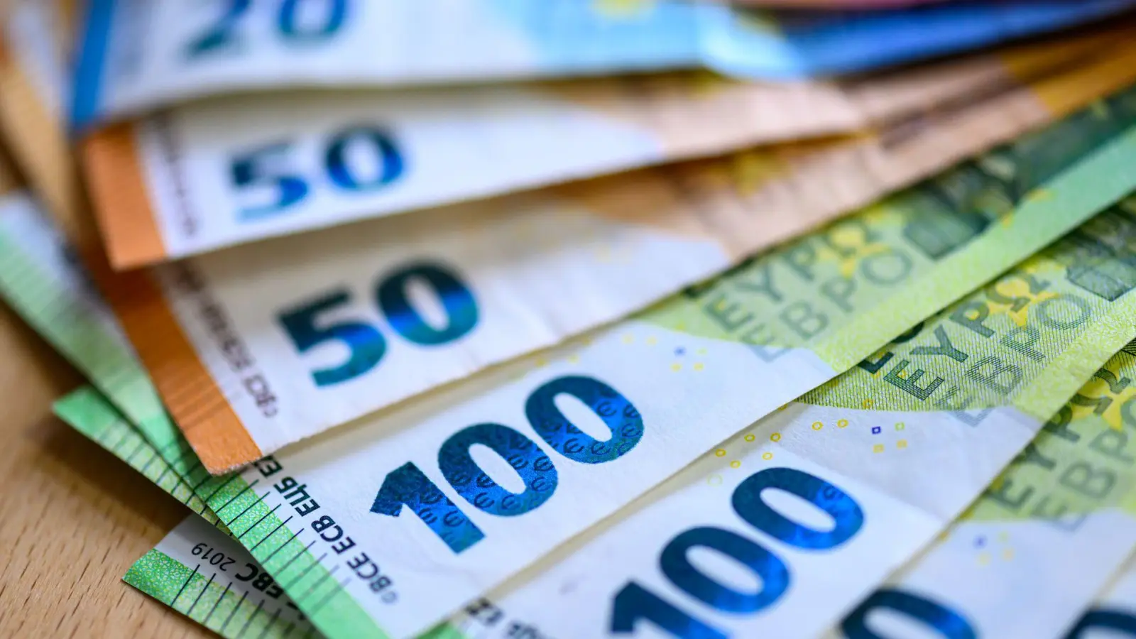 Bei wem kommt die sogenannte Entlastungsprämie am Ende an? (Illustration) (Foto: Hendrik Schmidt/dpa)