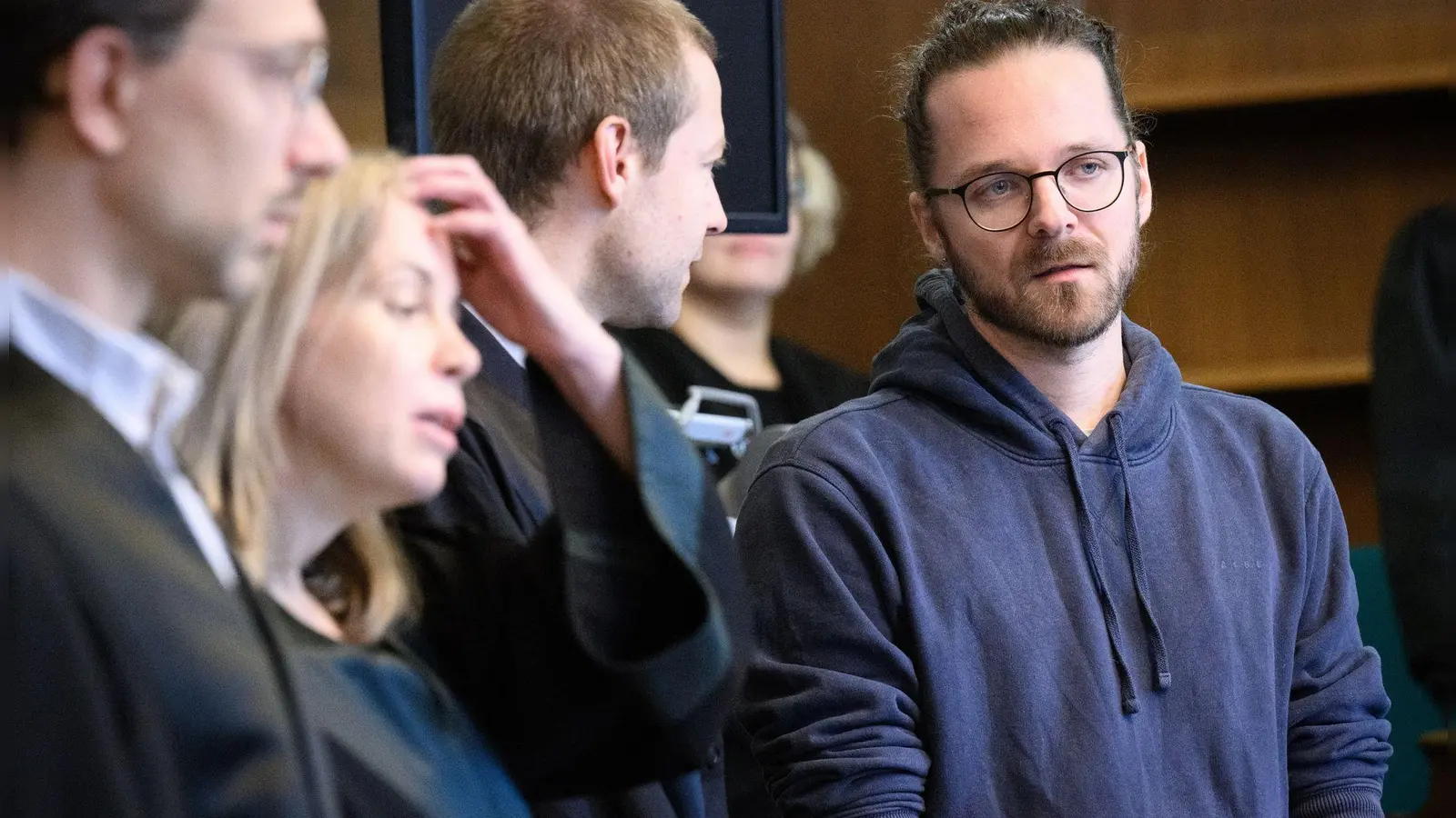 Journalist und Aktivist Arne Semsrott vor Gericht. (Foto: Bernd von Jutrczenka/dpa)