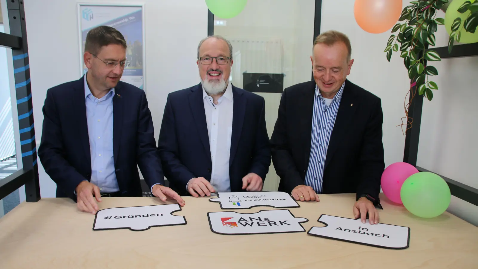 Landrat Dr. Jürgen Ludwig, Hochschul-Präsident Professor Dr.-Ing. Sascha Müller-Feuerstein und Oberbürgermeister Thomas Deffner (von links) puzzeln an den richtigen Bausteinen für eine erfolgreiche Firmengründung. Die Gründungsberatung im AnsWerk soll dabei helfen. (Foto: Stefan Neidl)
