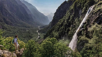 Ein Gefühl wie im Dschungel: Wanderer im Val Bavona. (Foto: Alessio Pizzicannella/Ticino Turismo/dpa-tmn)