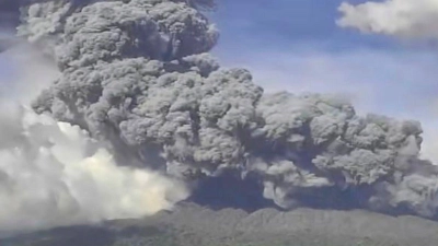 Ein Ausbruch des Vulkans Kanlaon auf den Philippinen hat Tausende Menschen in die Flucht getrieben. (Foto: -/Philippine Institute of Volcanology and Seismology via AP/dpa)