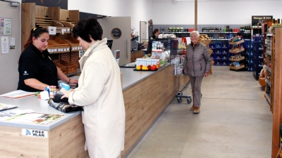 Seit Juli 2023 kann man sich im Dorfladen mit Dingen des täglichen Lebens versorgen. Viele Produkte kommen aus der Region. Auch ein kleines Café ist mit dabei. (Foto: Irmeli Pohl)