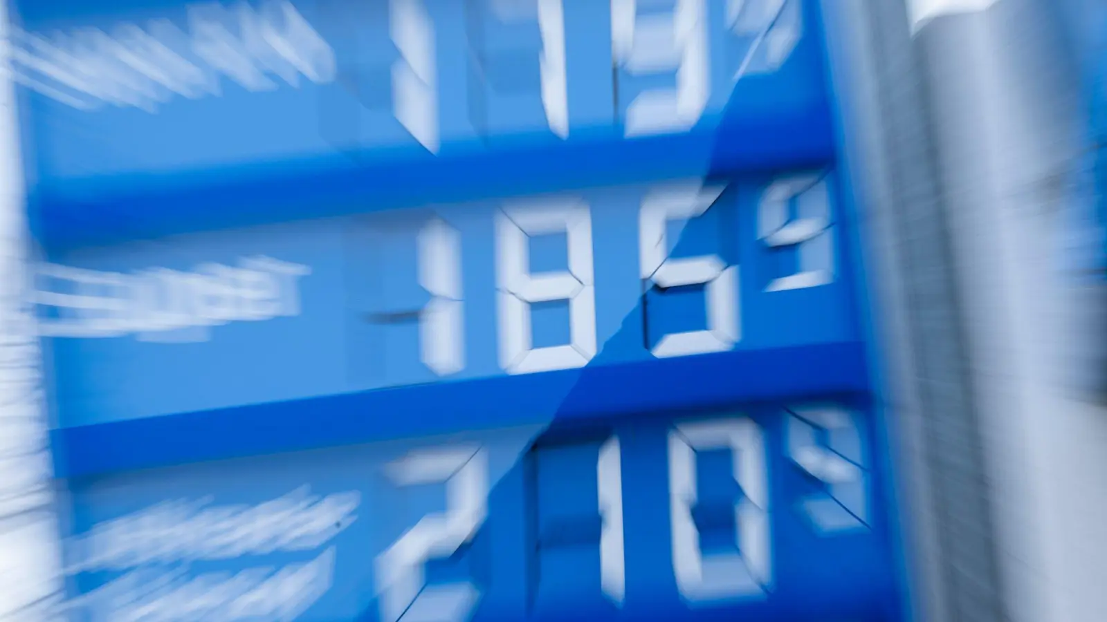 Die Spritpreise ziehen an.  (Foto: Peter Kneffel/dpa/dpa-tmn)