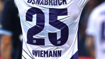 Niklas Wiemann vom VfL Osnabrück jubelt über den 1:0-Sieg beim VfL Bochum. Am Mittwoch geht es im DFB-Pokal gegen Bayern München - in einem Osnabrücker Sondertrikot. (Foto: David Inderlied/dpa)