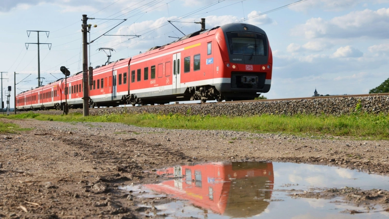 Auf der Bahnstrecke Nürnberg–Würzburg kommt es am Freitagabend zu einer Sperrung. Betroffen sind die Linien RE10, RB12 und S6. (Symbolbild: Johannes Hirschlach)