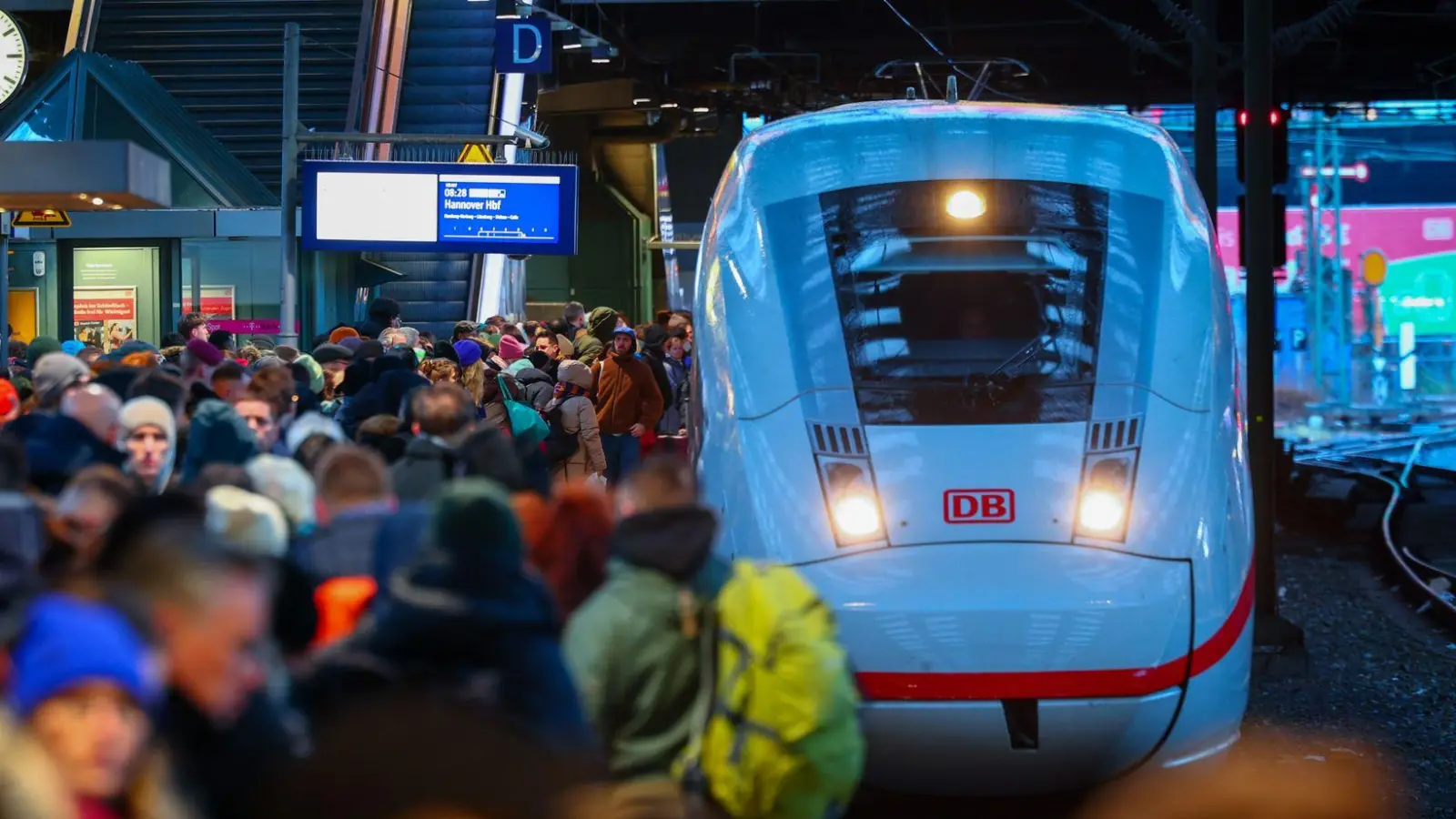 Die Deutsche Bahn muss laut einem Beschluss der Bundesnetzagentur auf hochbelasteten Strecken im Fernverkehr mehr Platz für die Konkurrenz machen. (Archivbild) (Foto: Christian Charisius/dpa)
