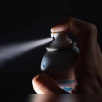 Wie viel Frische-Schutz bieten Deos? „Öko-Test“ hat dafür 30 Deodorants unter die Lupe genommen und Herstellerangaben überprüft. (Foto: Monika Skolimowska/dpa/dpa-tmn)