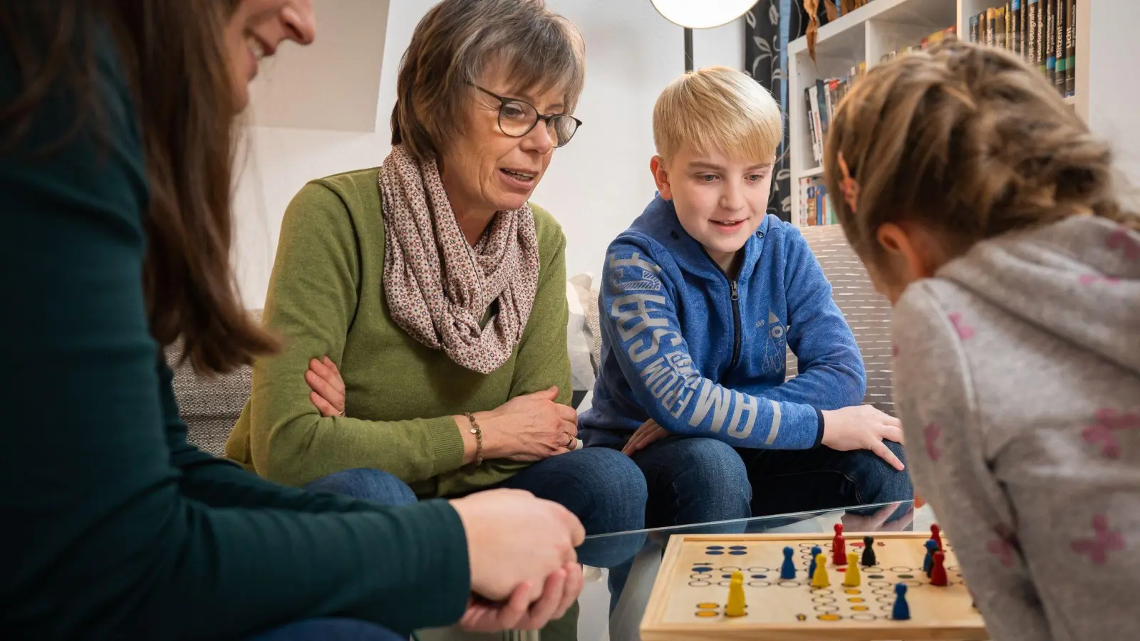 Ein ehrenamtliches Engagement kann die Generationen verbinden. Zum Beispiel dann, wenn ältere Menschen Kinder betreuen oder ihnen ihr Wissen weitergeben. (Foto: Benjamin Nolte/dpa-tmn)