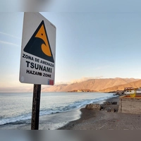 Achtung, hier kann es Tsunamis gehen. Wer solche Schilder - wie hier in Chile - sieht, sollte sich mit den örtlichen Verhaltensregeln vertraut machen. (Foto: Till Simon Nagel/dpa-tmn)