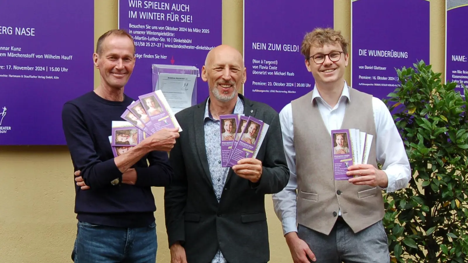 Vor den Werbetafeln für die Stücke der kommenden Monate stellten OB Dr. Christoph Hammer, Intendant Peter Cahn und Dramaturg Felix J. Mohr (von links) den Winterspielplan des Landestheaters vor. (Foto: Markus Weinzierl)