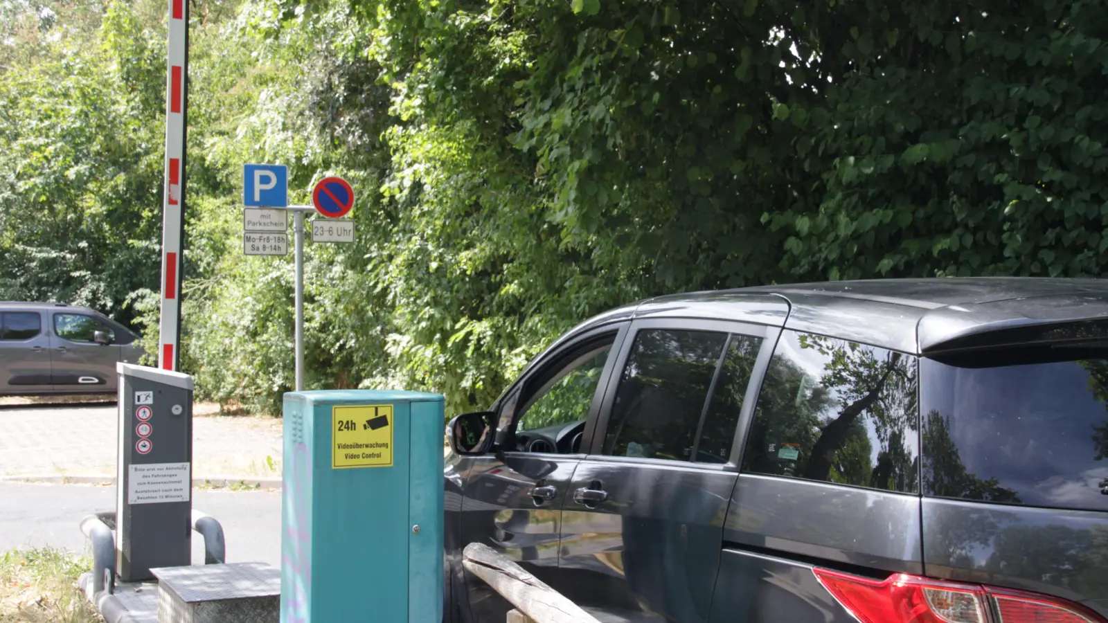 Die Schranken am Rezatparkplatz West haben bald ausgedient. Ab Montag, 24. Juli, soll die Parkdauer über eine Erfassung des Kfz-Kennzeichens erfolgen. (Foto: Robert Maurer)