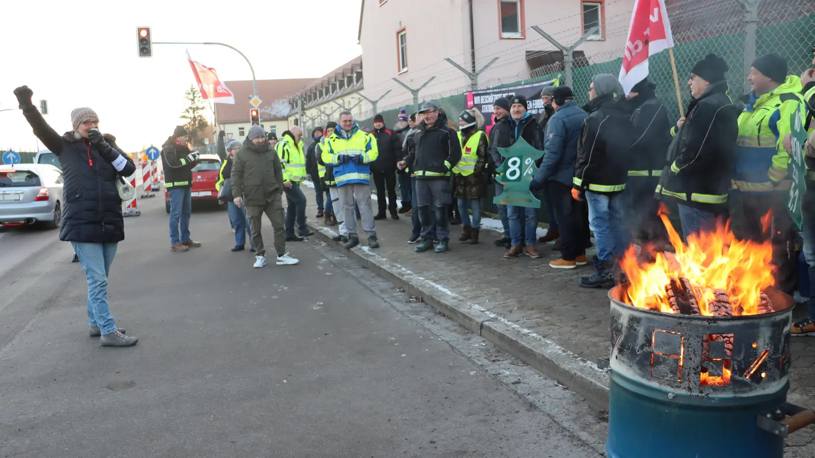 Gewerkschaftssekretärin Ursula Lischke (links) von der Dienstleistungsgewerkschaft Verdi unterstrich die Forderungen der Streikenden, die sich vor der Bismarck-Kaserne versammelt hatten. (Foto: Thomas Schaller)