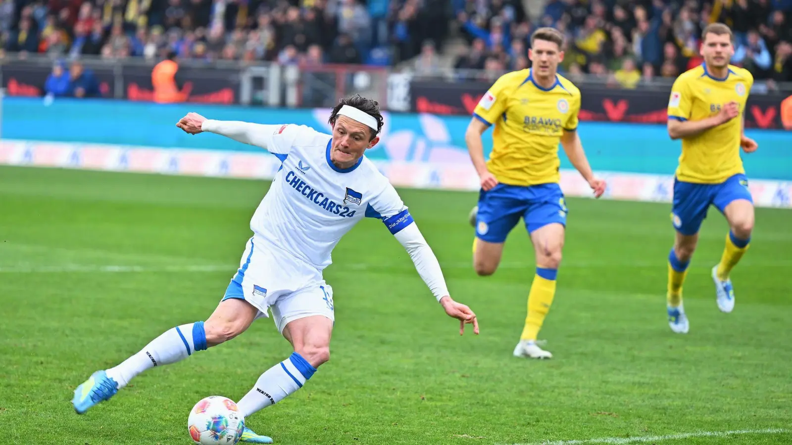 Herthas Fabian Reese beim Elfmeter. (Foto: Swen Pförtner/dpa)