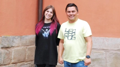 Die neue Vollzeitkraft Eliisa Schmitt (21) und Martin Hufnagel, Sport-, Jugend- und Schulbeauftragter des Stadtrats, ziehen immer neue Projekte für die Neustädter Jugend an Land. (Foto: Astrid Pirner)