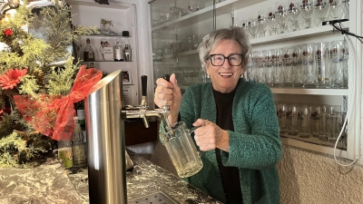 Seit 1968 führt Sofie Weidener die Gaststätte „Zum Grünen Baum”. Sie braucht ihre Stammgäste, wie sie betont.  (Foto: Roman Mollwitz)