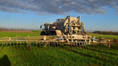 Jetzt gelten für alle Landwirte in Stadt und Landkreis Ansbach die allgemeinen Richtlinien bei der Düngung. Konkret: Alle dürfen noch bis zum 29. November Gülle fahren. Für Felder in roten Gebieten wäre eigentlich schon einen Monat früher Schluss gewesen. (Symbolbild: Fritz Arnold)