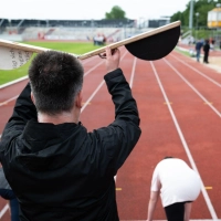 Auf die Plätze, fertig - los! Allerdings müssen Erwachsene Kindern und Jugendlichen dabei helfen, sich bei Hitze nicht sportlich zu überlasten. (Foto: Florian Wiegand/dpa)