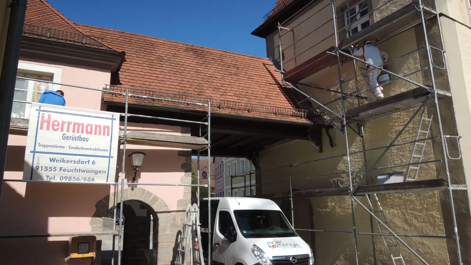 Die Reparaturarbeiten am Oberen Tor in Feuchtwangen liegen in den letzten Zügen. Das historische Bauwerk ist im Juni 2024 beschädigt worden, als der Schaufelarm eines auf einem Tieflader transportierten Baggers daran hängen geblieben war. (Foto: Peter Zumach)