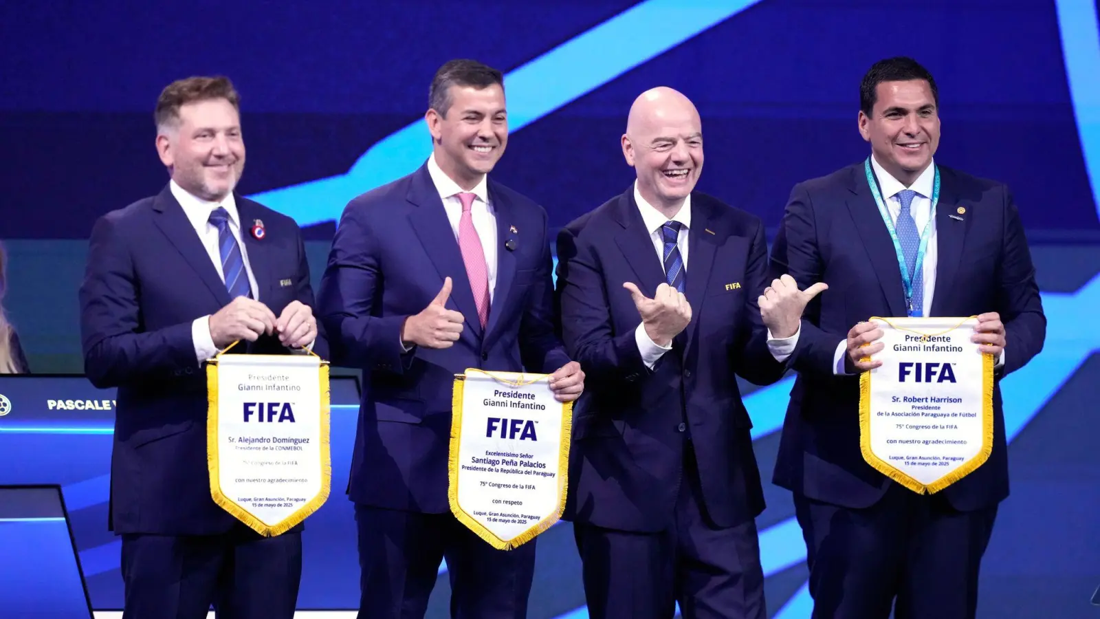 Gianni Infantino (2. von rechts) mit den Verbandsbossen der WM-Gastgeber Südamerikas (Foto: Fernando Calistro/AP/dpa)