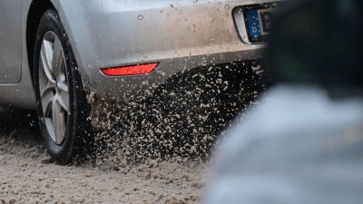 Streusalz und Dreck können dem Auto im Winter ganz schön zusetzen. (Foto: Sebastian Gollnow/dpa/dpa-tmn)