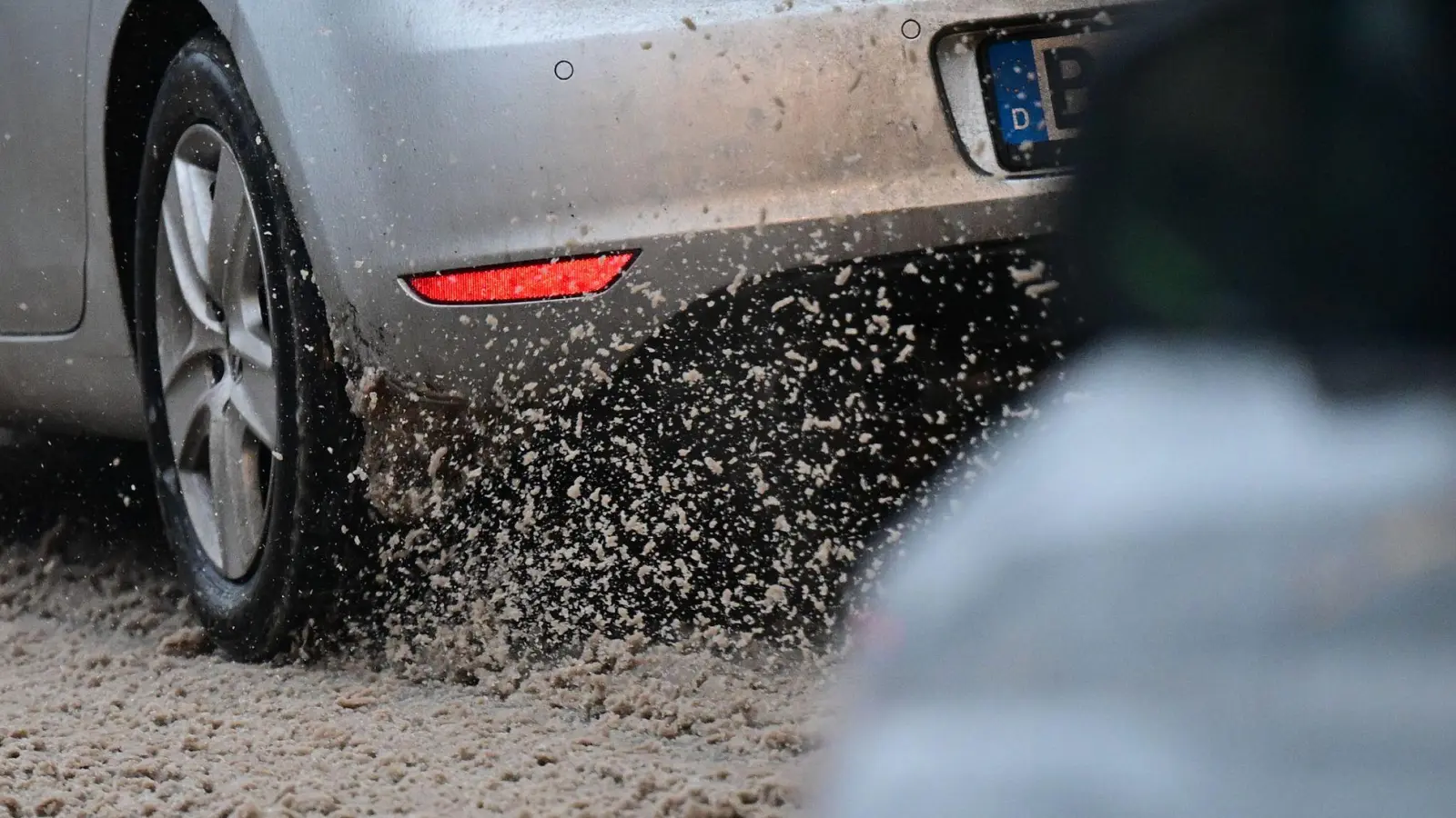 Streusalz und Dreck können dem Auto im Winter ganz schön zusetzen. (Foto: Sebastian Gollnow/dpa/dpa-tmn)