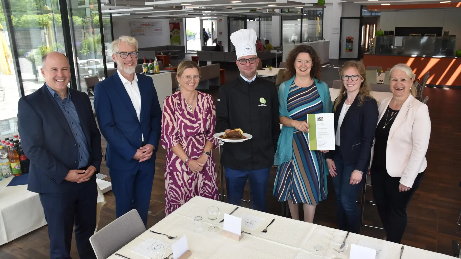 In der Kantine der Landesfinanzschule gibt es jetzt mehr regionale und biologische Lebensmittel. Einigkeit zeigen Landesfinanzschule, AELF Fürth-Uffenheim und Wisag-Caterer (von links) Martin Utz, Stephan Rasche, Andrea Knoll, Andreas Schönauer, Dr. Claudia Heidbrink, Theresa Maciol und Martina Ragniat. (Foto: Silvia Schäfer)