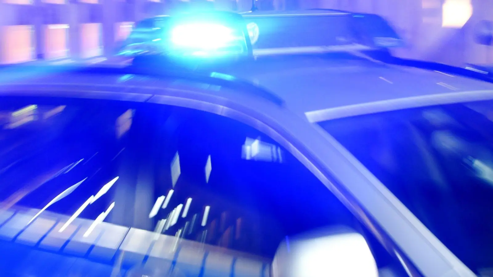 Drei Polizisten werden verletzt. (Symbolbild) (Foto: Carsten Rehder/dpa)