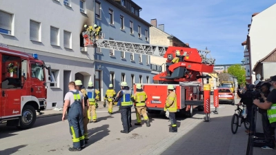 Brand in der Schalkhäuser Straße in Ansbach: Die Feuerwehr rückte mit einer Drehleiter aus. (Foto: Antonia Müller)