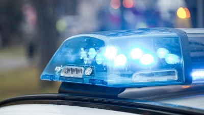 Streifenbeamten nehmen den Mann noch vor Ort fest. (Symbolbild) (Foto: Daniel Vogl/dpa)