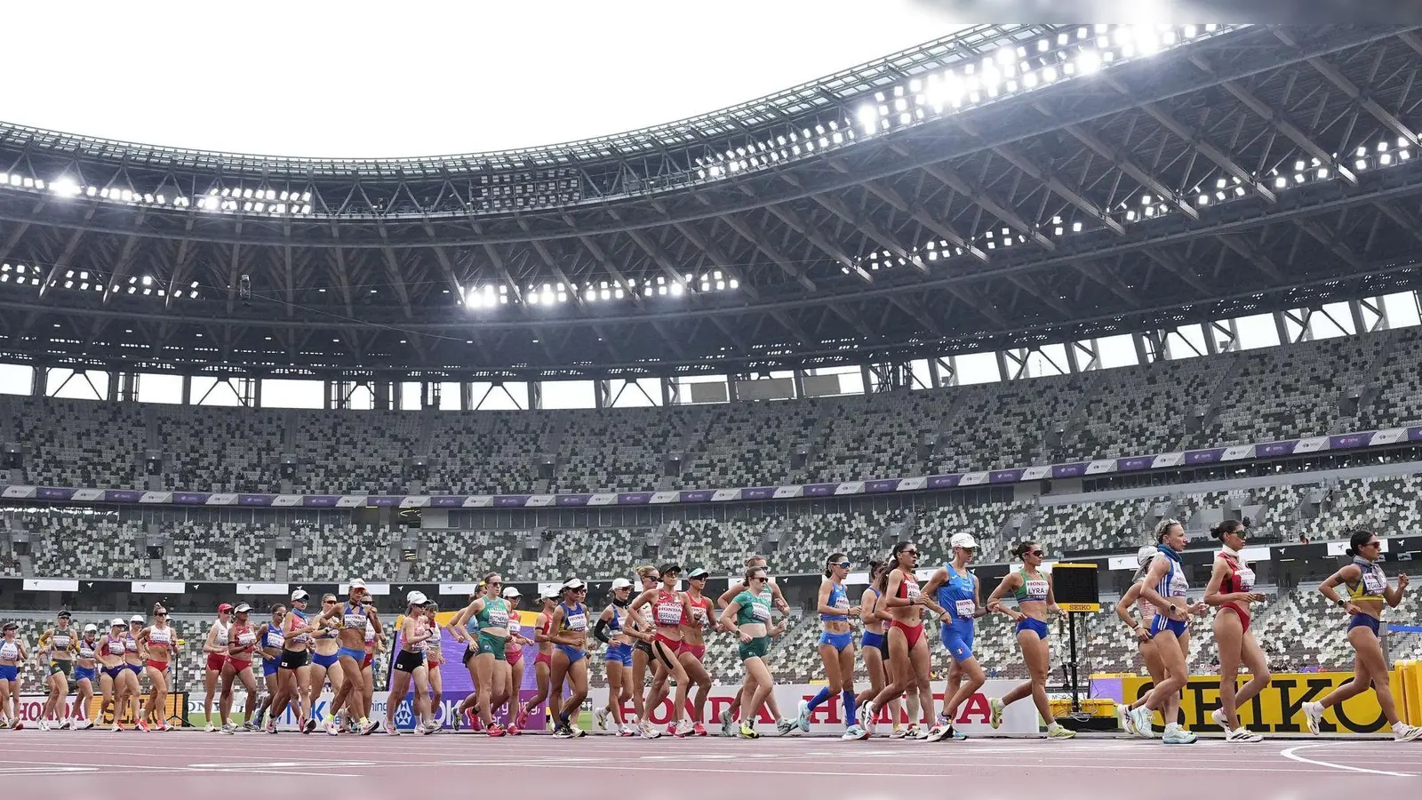 Im Nationalstadion von Tokio ist Florian Bremm am Freitag an der Reihe. (Foto: kyodo/dpa)