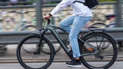 Elektroräder werden bei Jüngeren zunehmend populär - auch als Verkehrsmittel für den Weg in die Arbeit. (Symbolbild) (Foto: Leonie Asendorpf/dpa)