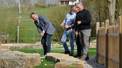 Auch im Neustädter Waldbad ist die Adventure-Golfanlage nicht nur für Kinder geeignet, sondern auch für Erwachsene jeden Alters. (Archivbild: Johannes Hirschlach)
