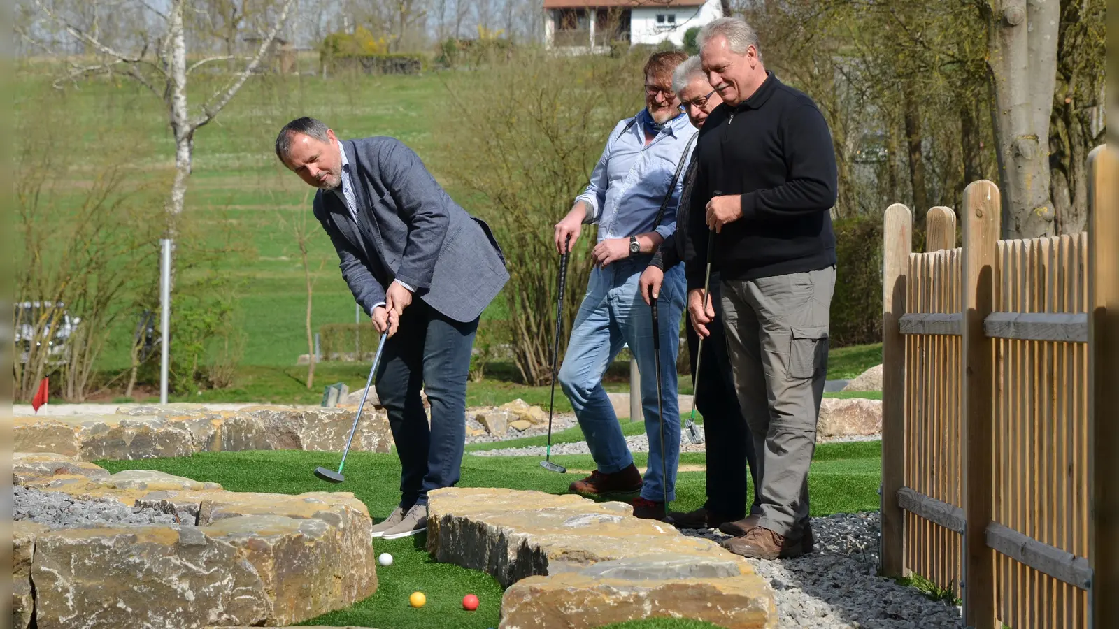 Auch im Neustädter Waldbad ist die Adventure-Golfanlage nicht nur für Kinder geeignet, sondern auch für Erwachsene jeden Alters. (Archivbild: Johannes Hirschlach)