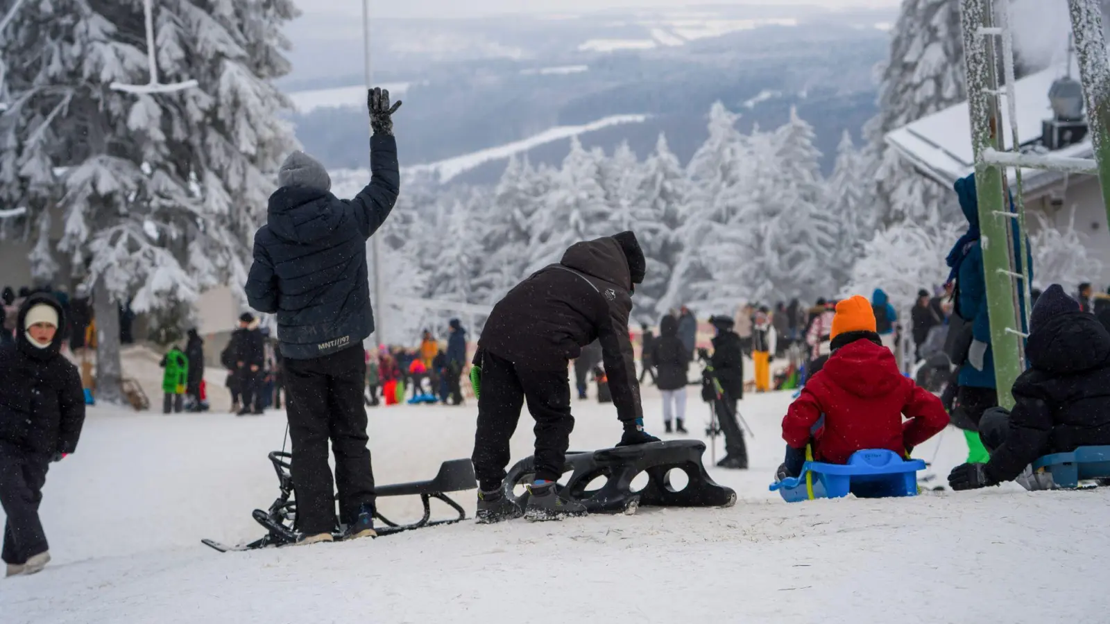 Wintersportler wie hier auf der Wasserkuppe in Hessen können sich freuen - es bleibt vorerst winterlich kalt in Deutschland. (Foto: Andreas Arnold/dpa)