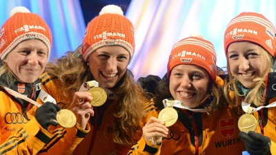 Franziska Hildebrand, Vanessa Hinz, Laura Dahlmeier und Franziska Preuß mit ihren Goldmedaillen 2015. (Foto: picture alliance / dpa)