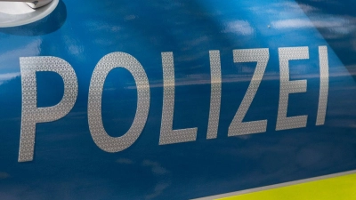 Die Polizei sichert den Mann. (Symbolbild) (Foto: Daniel Vogl/dpa)