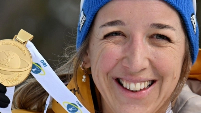 Endlich WM-Gold: Franziska Preuß mit ihrer Medaille. (Foto: Martin Schutt/dpa)