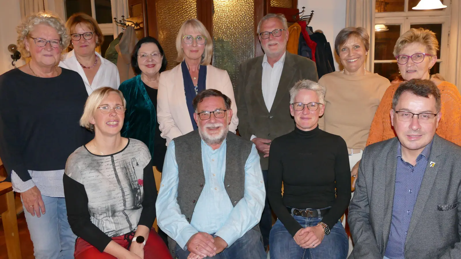 Der neu zusammengesetzte Vorstand des Hospizvereins Uffenheim (sitzend von links): Ursula Hoefer (neue Vorsitzende), Wolfgang Barz, Daniela Currlin und Wolfgang Lampe. Stehend von links: Maria Fuest, Monika Imschloß, Barbara Amman, Petra Tatsch, Frank Tatsch, Christiane Kömm und Martha Meister. (Foto: Sylvia Fehlinger)