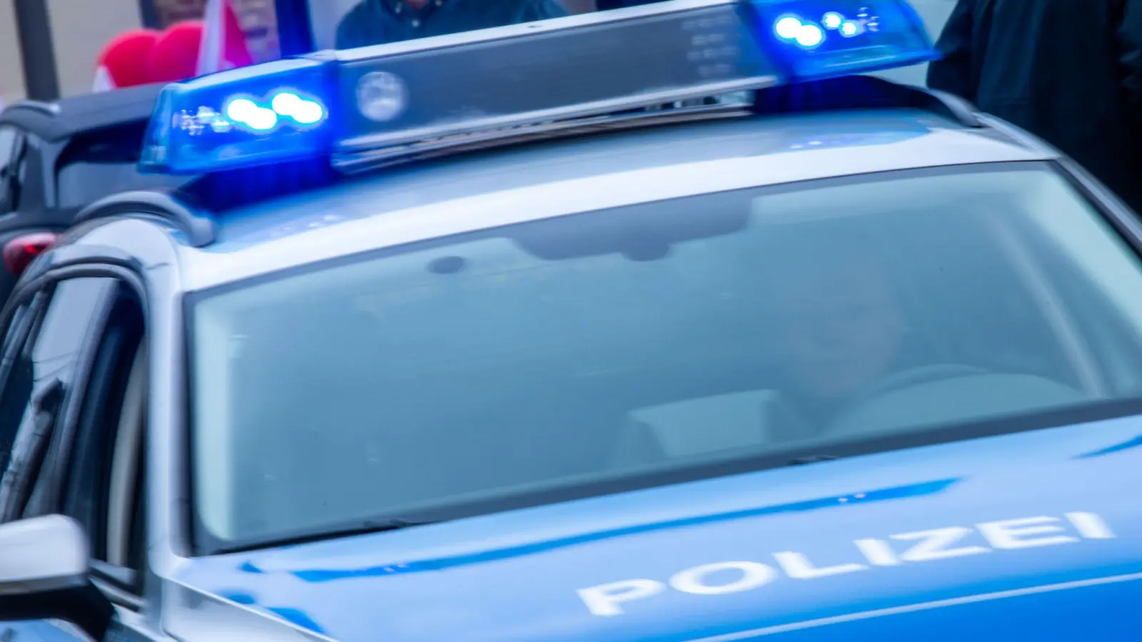 Während der polizeilichen Unfallaufnahme blieb die Bundesstraße B14 bei Buchschwabach gesperrt. (Symbolbild: Jens Büttner/dpa)