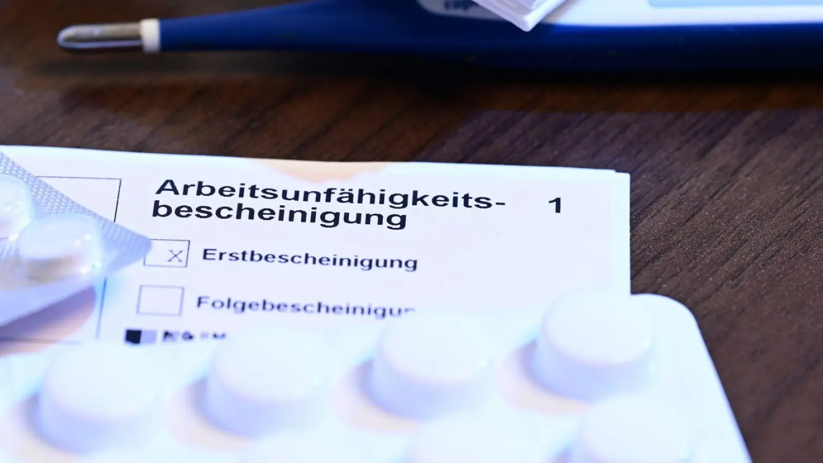 Wer ständig krank ist und nicht arbeiten kann, macht sich häufig Sorgen um das Arbeitsverhältnis. Darf der Arbeitgeber mir jetzt kündigen? (Foto: Bernd Weißbrod/dpa/dpa-tmn)