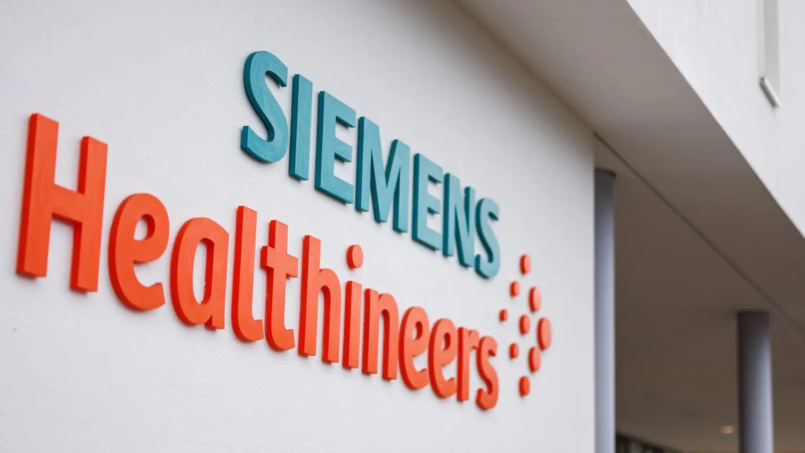 Noch hält Siemens rund 70 Prozent an seiner ehemaligen Medizintechniksparte Healthineers. Das soll sich ändern. (Foto: Daniel Karmann/dpa)