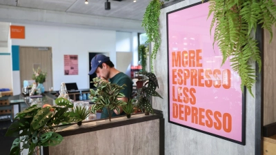 Nach einer neuen Umfrage wollen viele jüngere Menschen das Leben genießen, anstatt sich nur bei der Arbeit abzumühen. (Symbolbild) (Foto: Christian Charisius/dpa)