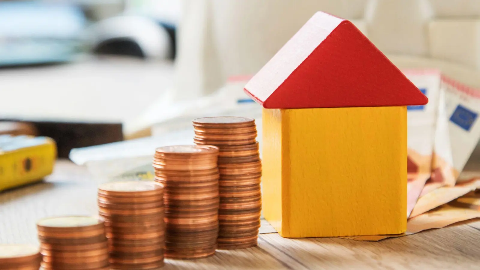 Größere Instandhaltungsmaßnahmen wie Dachsanierung oder Heizungstausch werden aus der Erhaltungsrücklage finanziert: Die jährliche Abrechnung gibt Aufschluss darüber, wie viel Geld aus der Rücklage dafür geflossen ist. (Foto: Christin Klose/dpa-tmn)